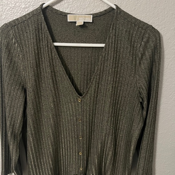 Michael Kors Olive 🫒 Green V-Neck Top Large Excellent Condition - Picture 2 of 5